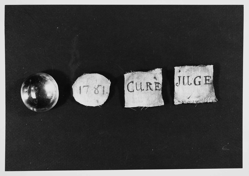 reliquaire de saint Léobon, détail des inscriptions contenues dans le cabochon