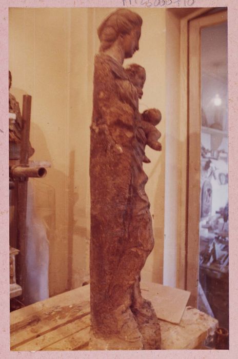 statue (petite nature) : Vierge à l'Enfant tenant un sceptre fleurdelisé