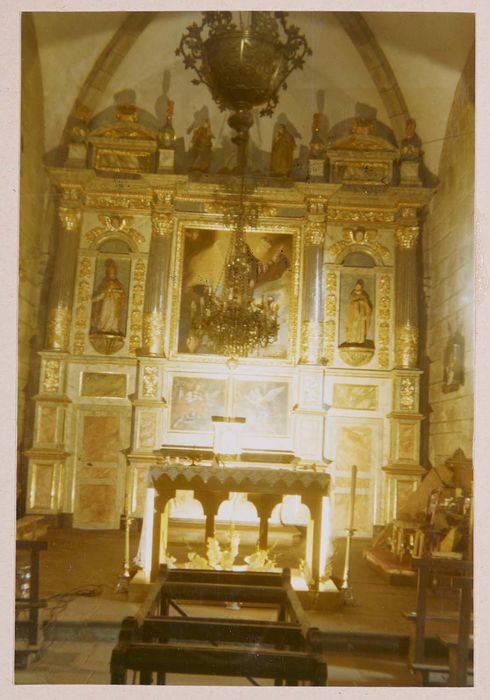 maître-autel, tabernacle, retable, statues : Saint Évêque, saint Pierre, tableau : Ravissement de sainte Marie-Madeleine