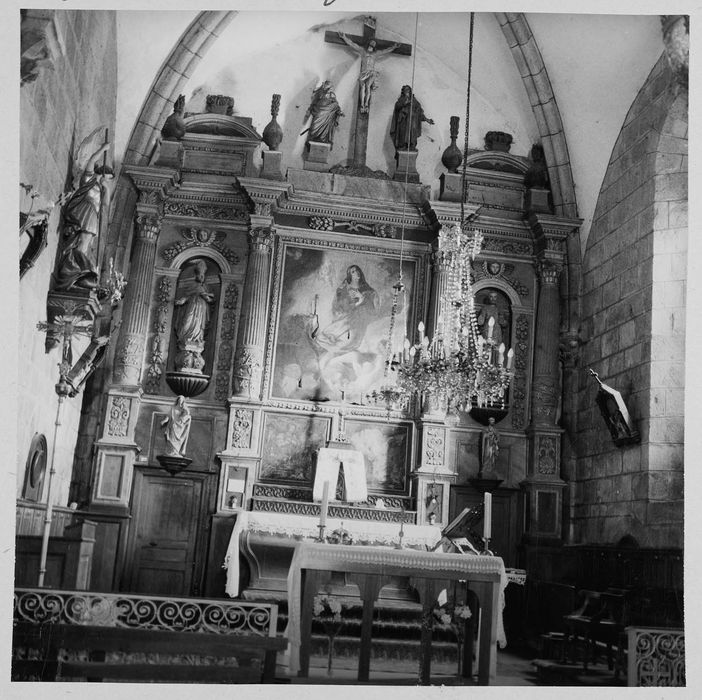 maître-autel, tabernacle, retable, statues : Saint Évêque, saint Pierre, tableau : Ravissement de sainte Marie-Madeleine