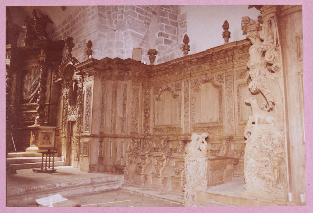 lambris de hauteur du décor de choeur