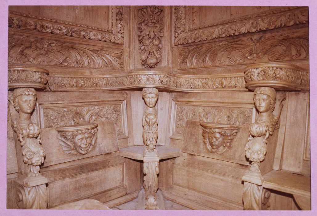 stalles basses, vue partielle