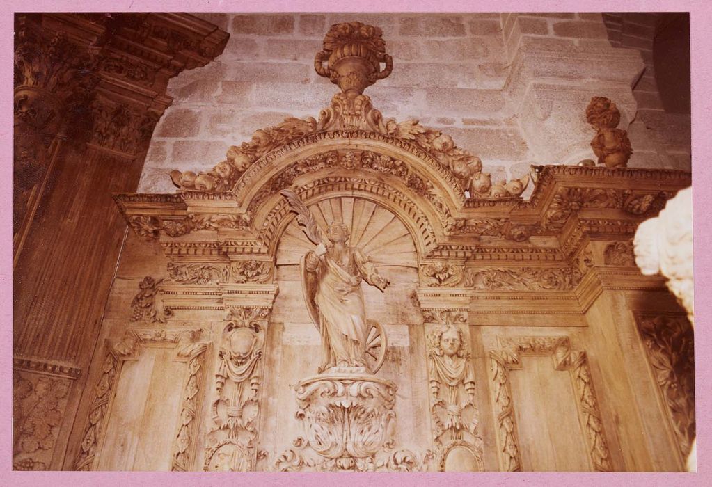 statue : Sainte Catherine