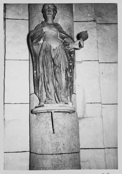 statue (petite nature) : Sainte Madeleine