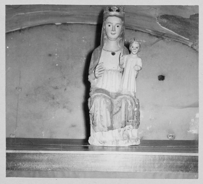 statue : Vierge à l'Enfant assise