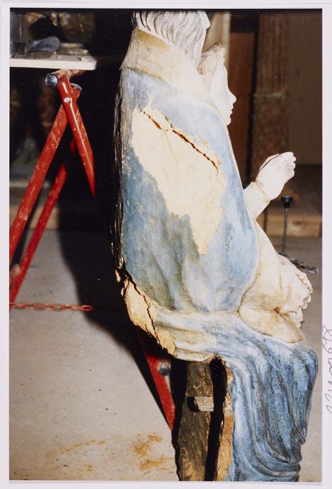 statue (petite nature) : Vierge à l'Enfant assise, profil droit