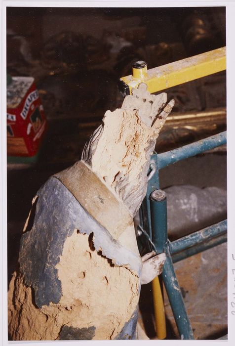 statue (petite nature) : Vierge à l'Enfant assise, détail