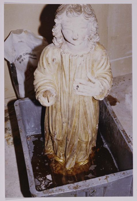 statue : Christ enfant