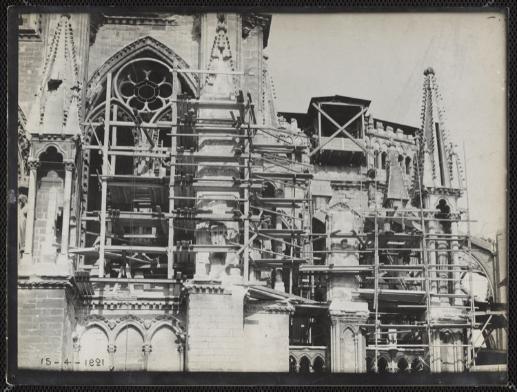 Restauration. Côté sud : tour du transept et arcs-boutants de l’abside avec échafaudages