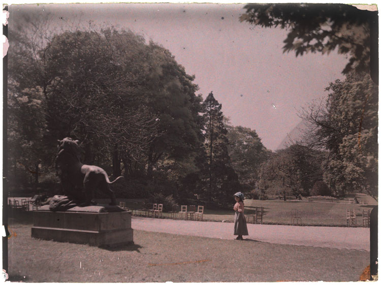 Marthe Antoine à côté du Lion de Nubie et sa proie sculpté par Auguste Cain