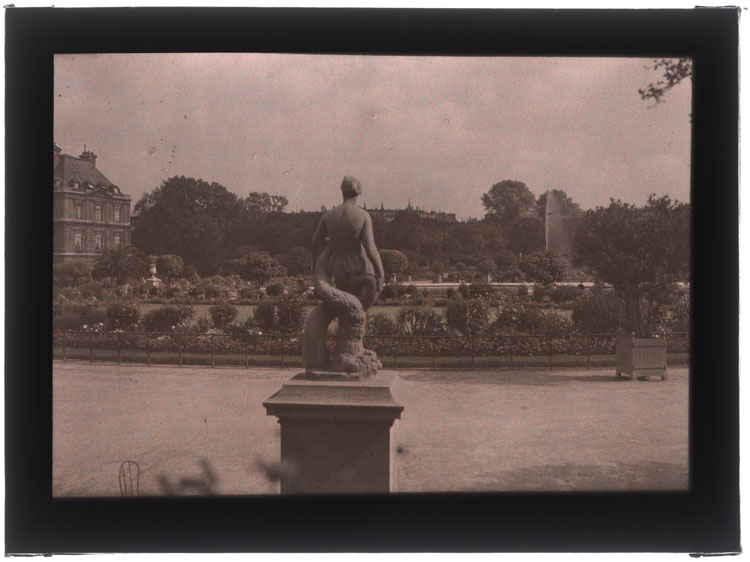 Jardins fleuris, la Vénus au Dauphin de dos au premier plan, le palais en arrière-plan à droite