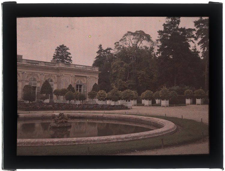 Façade sur jardin du Grand Trianon, bassin du plat fond d'eau au premier plan