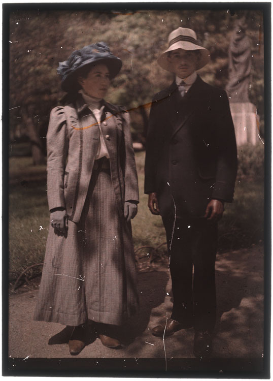 Marthe et Jean Antoine dans le parc