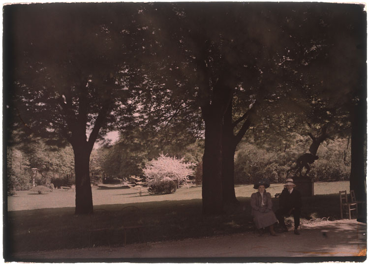 Marthe et Jean Antoine assis dans le parc, Les Lutteurs d'Auguste Ottin en arrière-plan