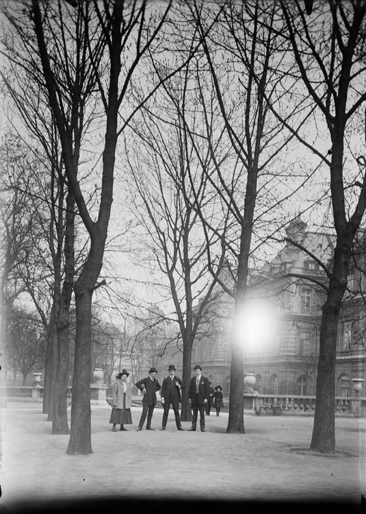 Jean Antoine et ses amis dandys en chapeaux melon, accompagnés de Marthe Antoine