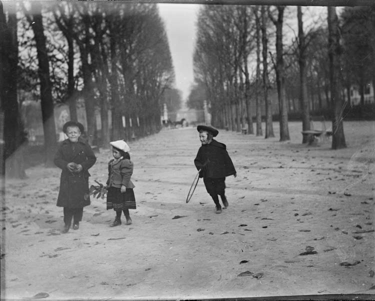 Jean Antoine jouant au cerceau, Marthe Antoine se promenant avec un garçon