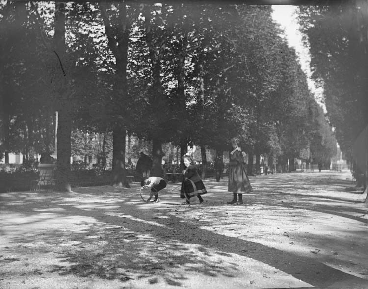 Marthe, Jean Antoine et une fillette jouant au cerceau