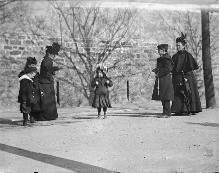 Marthe Antoine jouant à la corde à sauter, son frère Jean Antoine l'observant