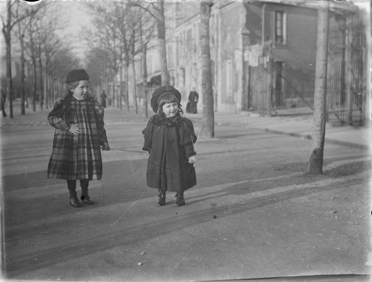 Marthe se promenant au parc avec une petite fille à la frange