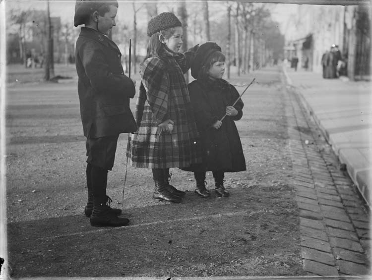 Marthe, Jean et une petite fille à la frange au parc