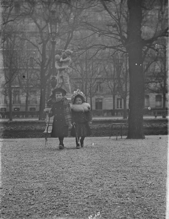 Marthe et Jean devant une statue