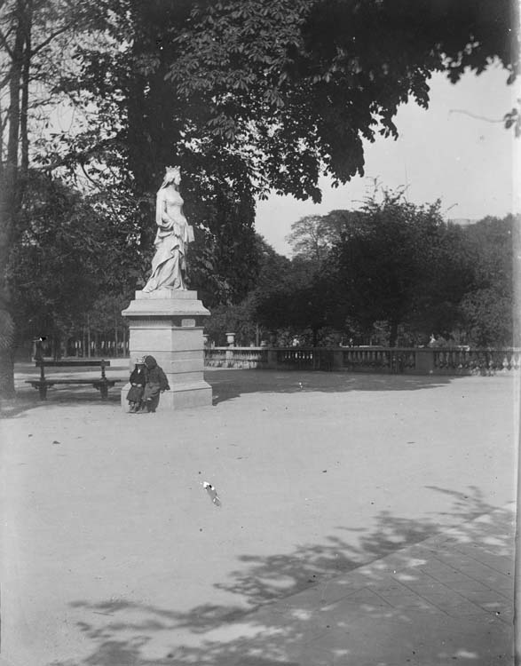 Marthe et Jean assis au pied de la statue de Valentine de Milan