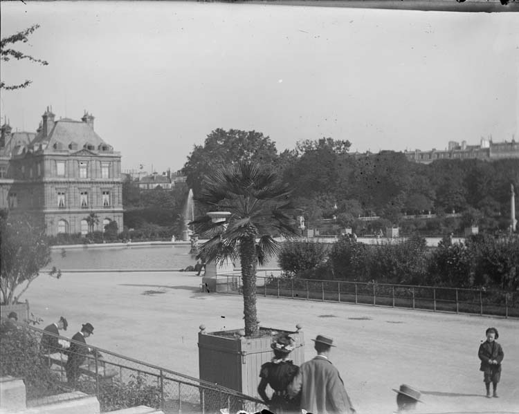 Vue générale du jardin, le palais en arrière-plan, Jean Antoine en bas à gauche de l'image