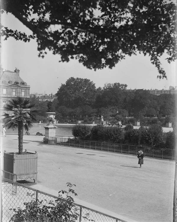 Vue générale du jardin, le palais en arrière-plan, une petite fille en bas à gauche de l'image