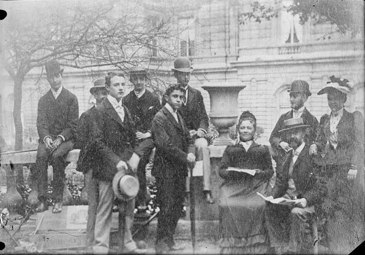 Groupe posant devant le palais