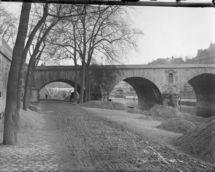 Pont Marie, quai recouvert de tas de terre