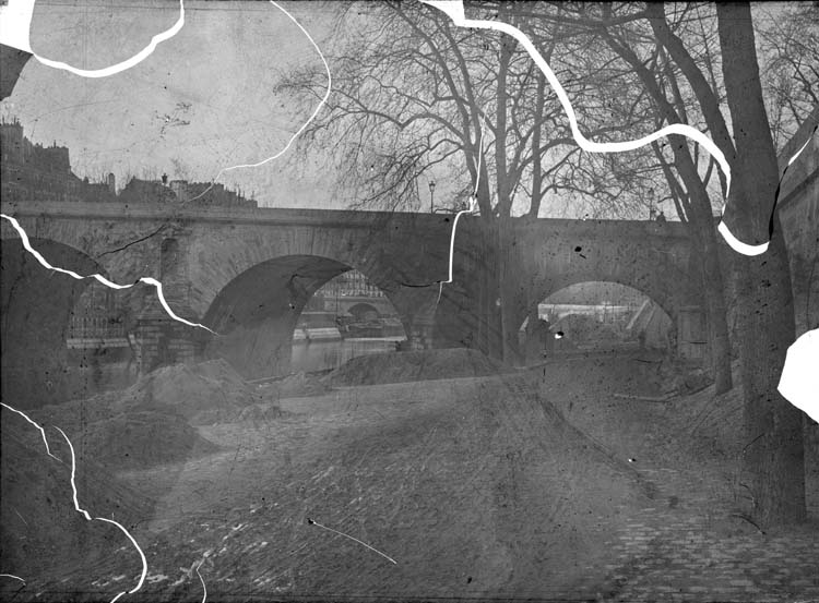 Pont Marie, quai recouvert de tas de terre