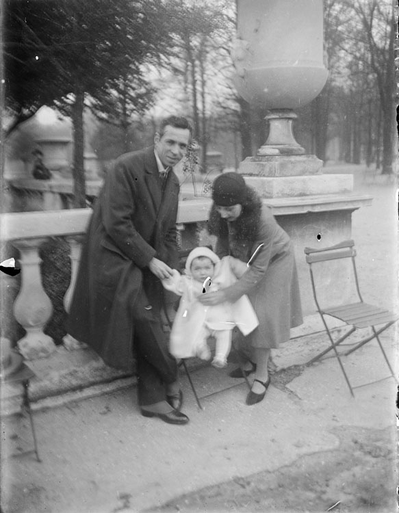 Marthe Antoine et son mari Carlo tenant Anne sur une chaise