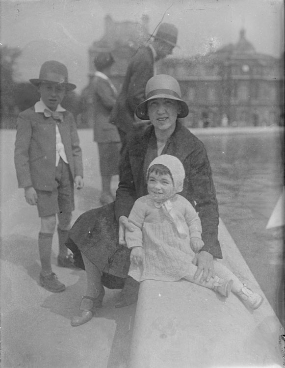 Marthe Antoine et Anne assises au bord du bassin, le palais en arrière-plan