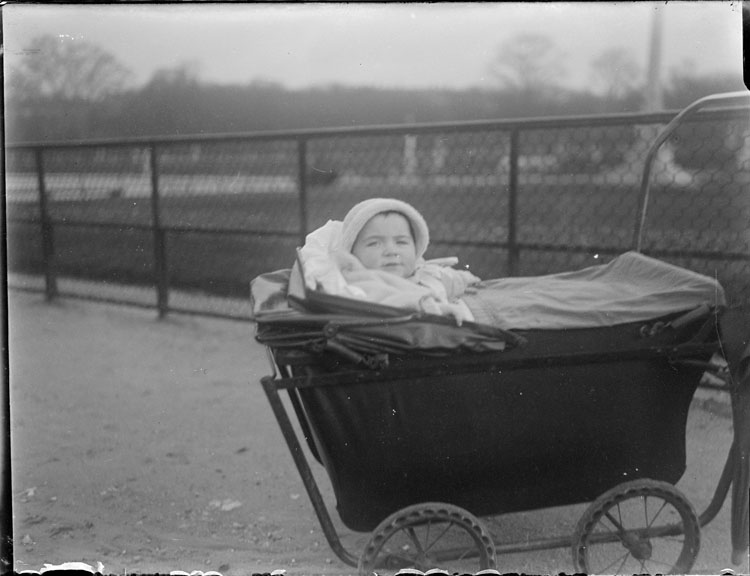 Anne bébé dans son landeau