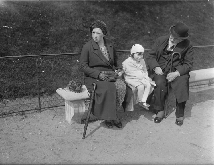 Jules Antoine, Marthe Antoine et Anne sur un banc