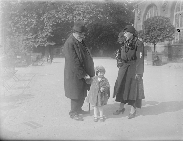 Jules Antoine tenant la main d'Anne, Marthe Antoine à leurs côtés