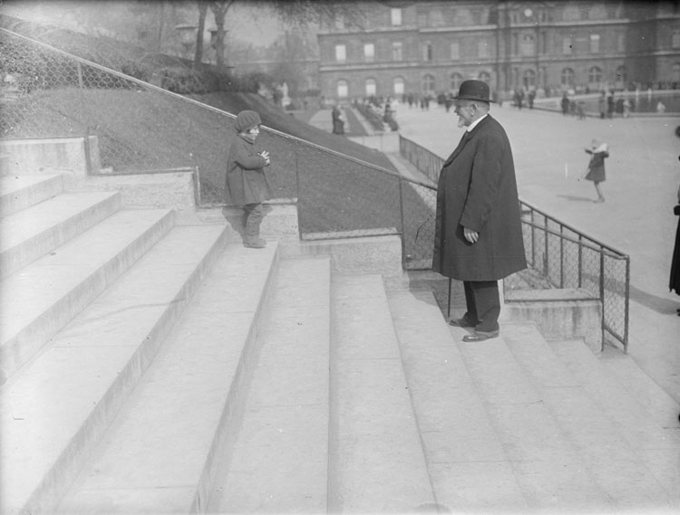 Jules Antoine et Anne sur un escalier, le palais en arrière-plan