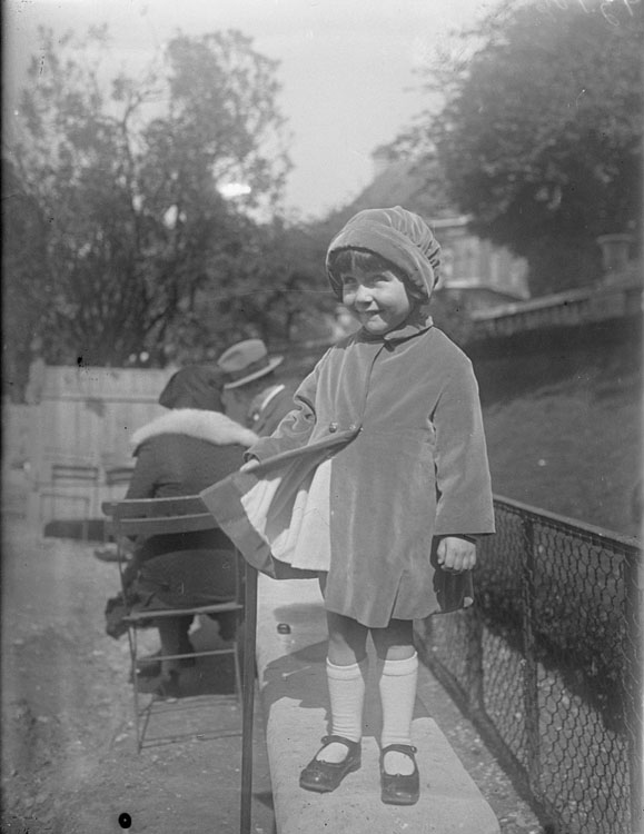 Anne debout sur un banc