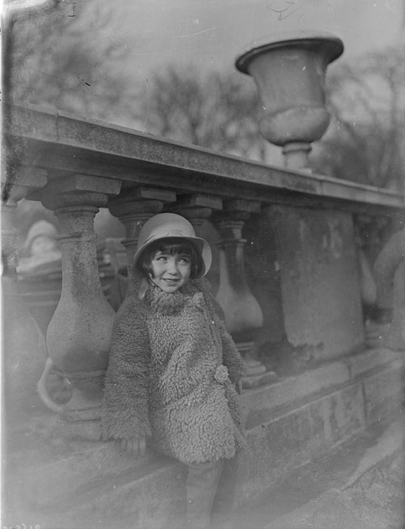 Anne en habits d'hiver devant une balustrade