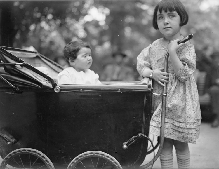 Agnès dans son landeau, Anne à ses côtés