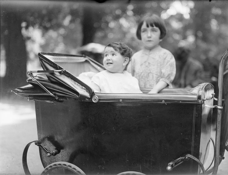 Agnès dans son landeau, Anne à ses côtés