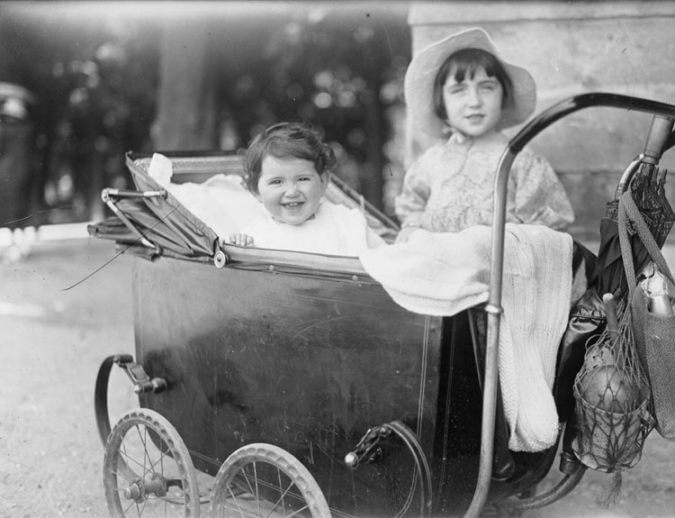 Agnès dans son landeau, Anne à ses côtés