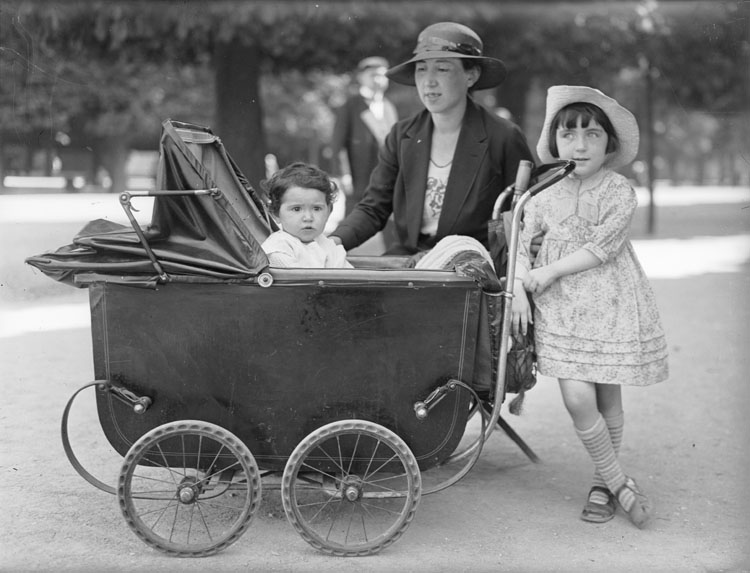 Marthe Antoine et Anne aux côtés d'Agnès dans son landeau