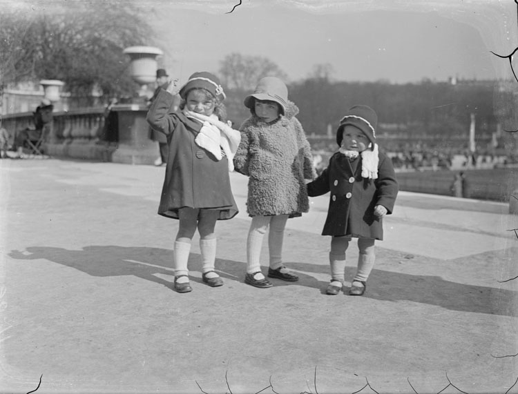 Anne, Agnès et une fillette en habits d'hiver