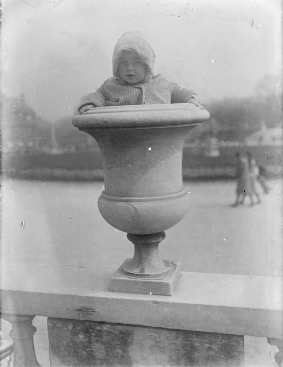 Anne cachée dans un des vases sculptés