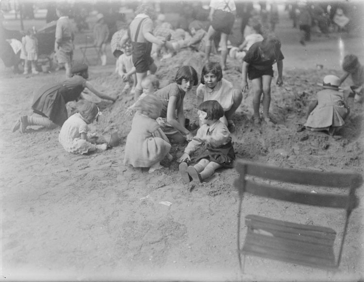 Plusieurs enfants jouant dans du sable : Anne au premier plan