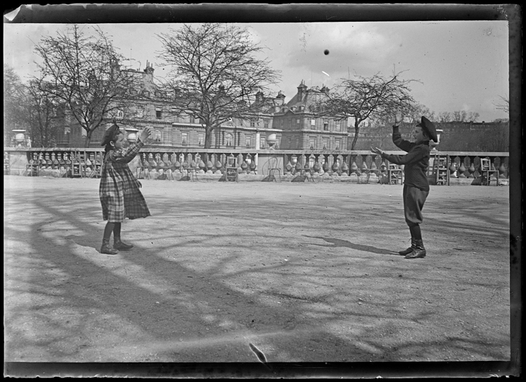 Marthe et Jean Antoine jouant à la balle, le palais en arrière-plan