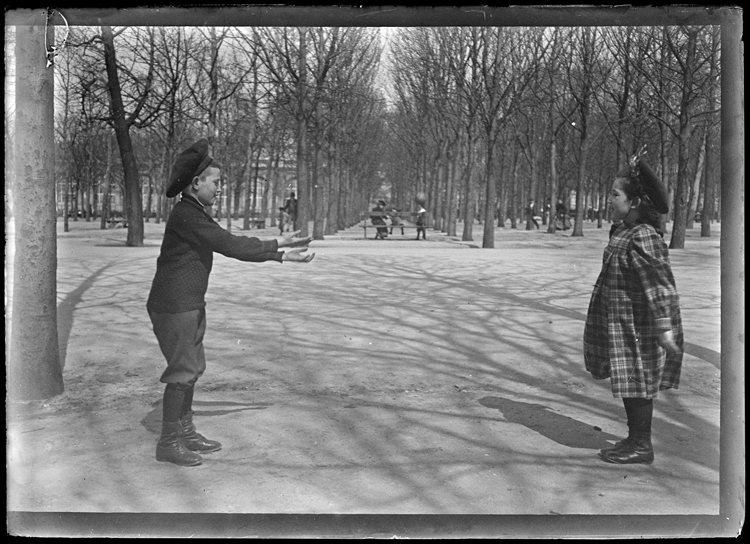 Marthe et Jean Antoine jouant à la balle, rangées d'arbres en arrière-plan