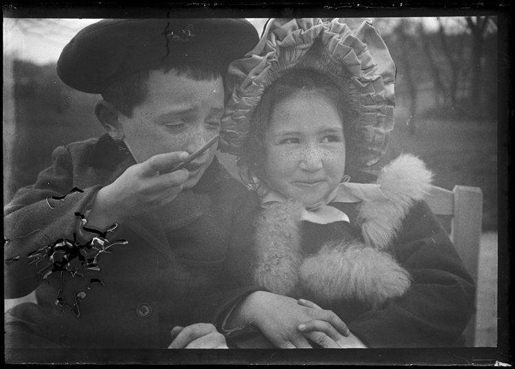 Marthe et Jean Antoine en habits d'hiver, complices, plan rapproché sur leurs visages