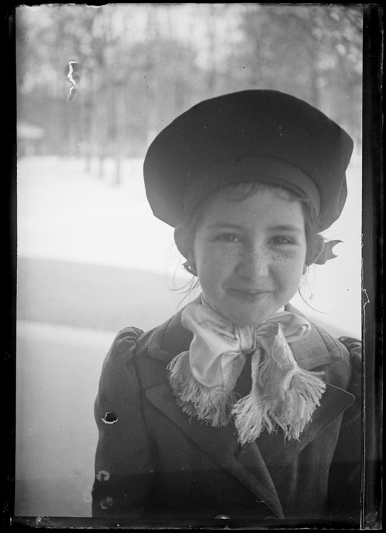 Marthe Antoine, souriante, plan rapproché sur son visage, en hiver